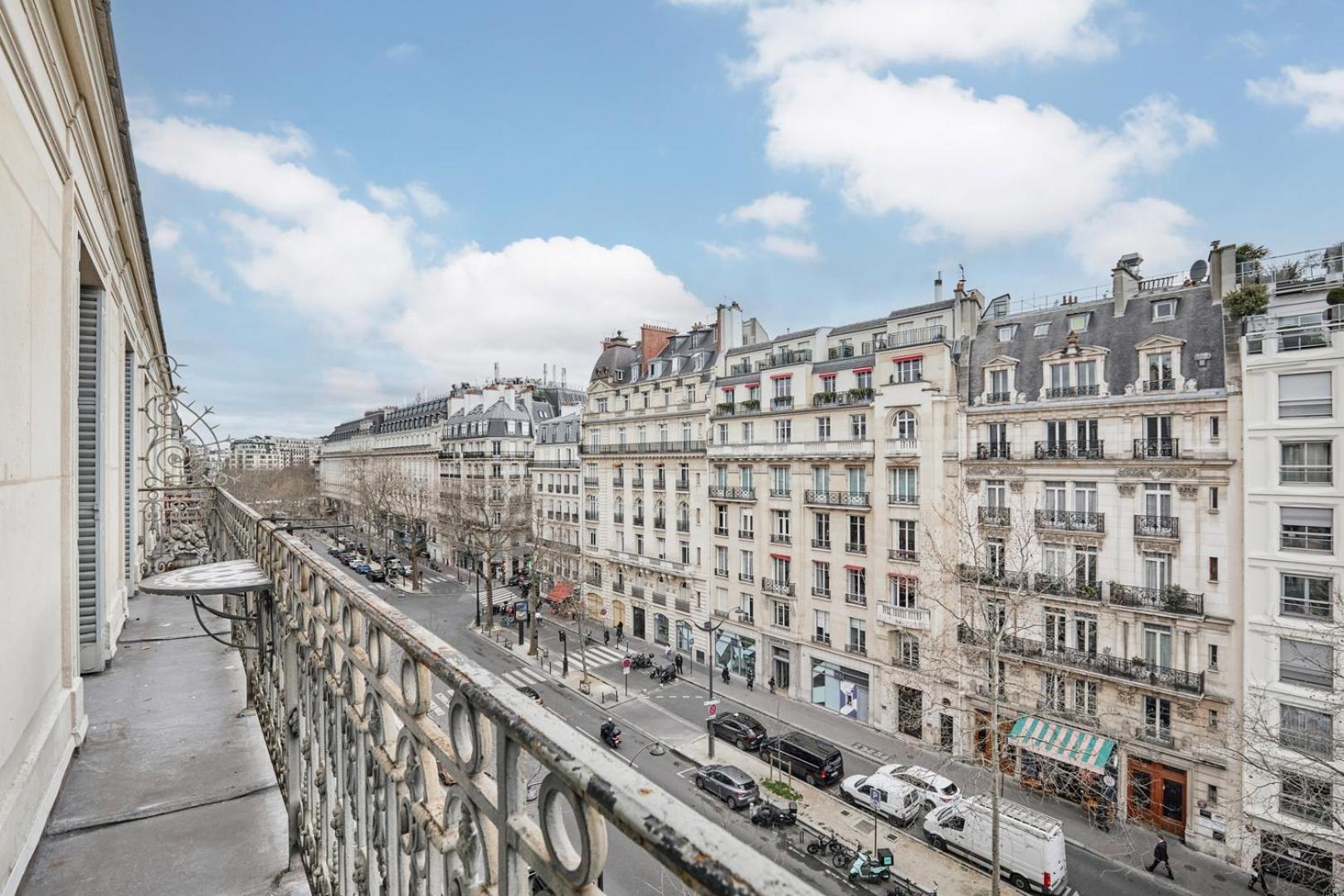 - 3 Et Balcon à Trocadéro *